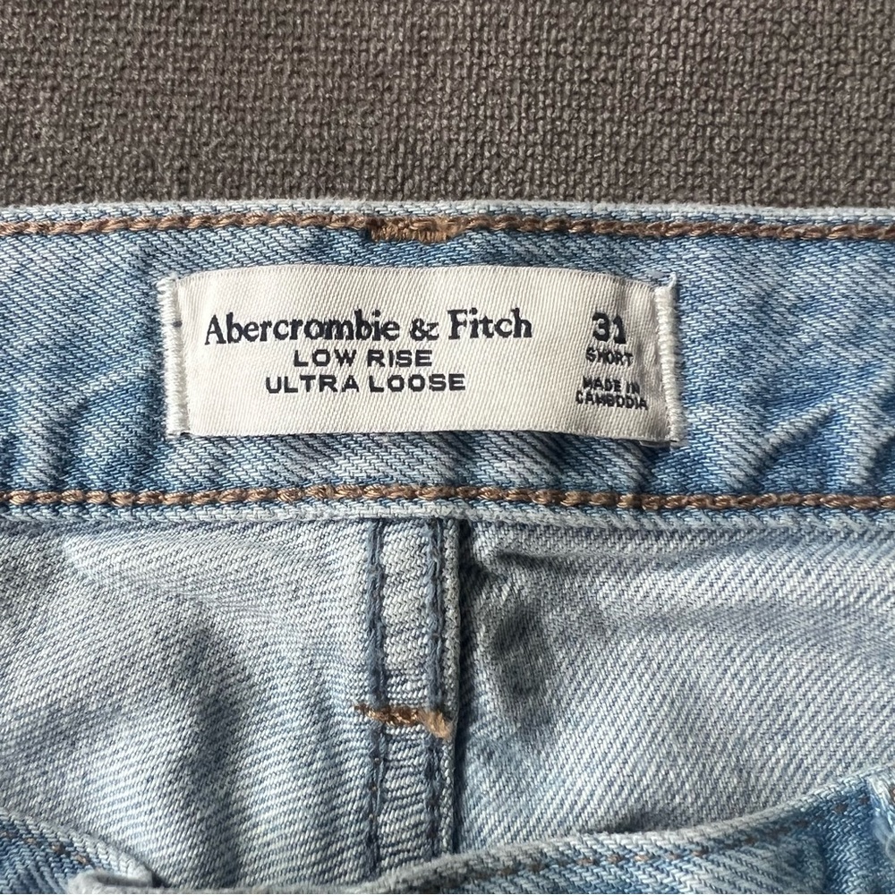 Abercrombie & Fitch Low Rise Ultra Loose Jeans Light Wash 31 Short - Picture 9 of 11